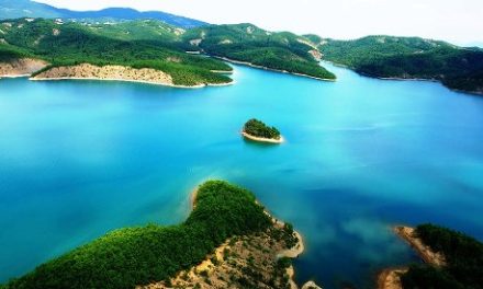 Hors du chemin – Hors du commun: le lac Plastira