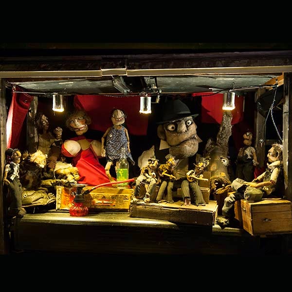 Marionnettes suisses: visite au Rébétiko