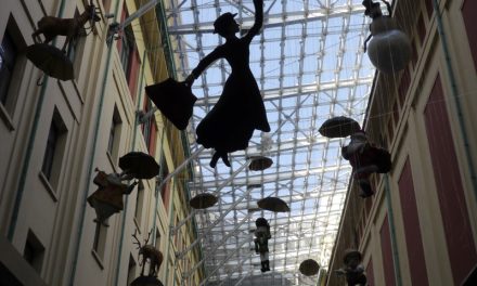 Promenade dans les arcades d’Athènes