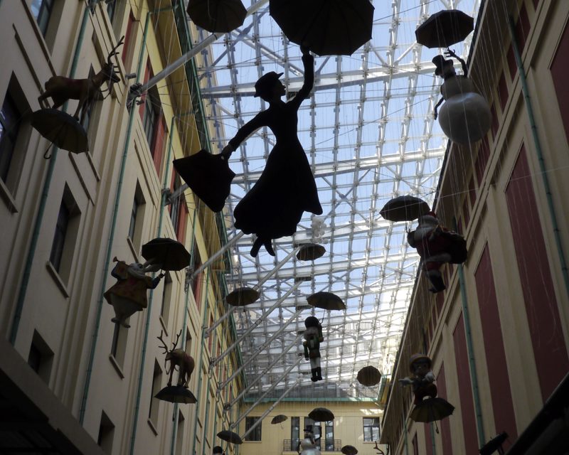 Promenade dans les arcades d’Athènes