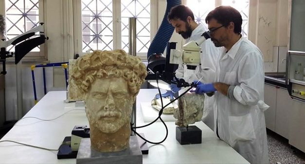 Coloré et doré: un regard diffèrent sur le monde des statues