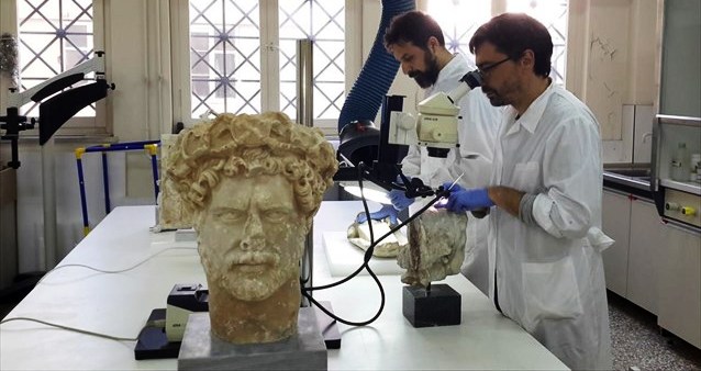 Coloré et doré: un regard diffèrent sur le monde des statues