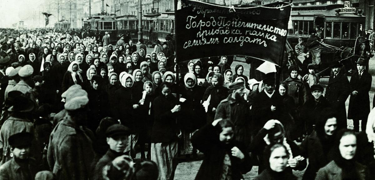 Les manifestations de femmes ouvrières qui se déroulent à Petrograd en 1917 amorcent la révolution russe source cnrs