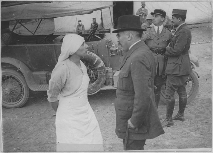 Justin Godart sentrenant avec la Princesse Narychkine fondatrice de lhopital juil spt 1917