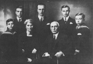 La famille Alepoudhellis vers 1918 Odysseas Elytis est le plus jeune des enfants a gauche