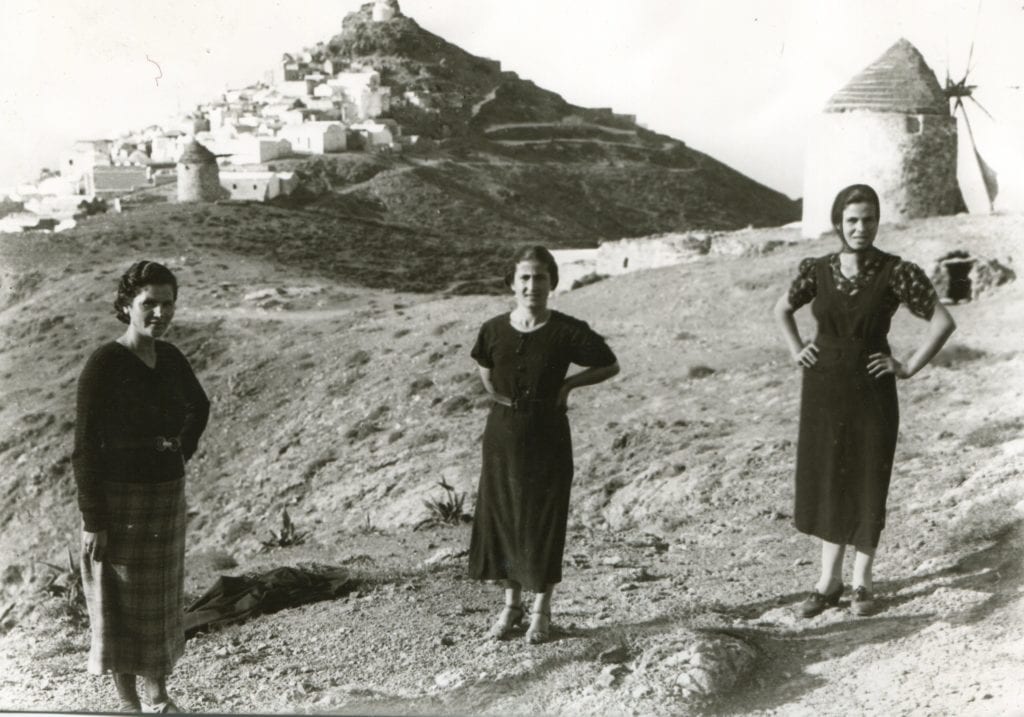 5. Women in Anafi 1024x717