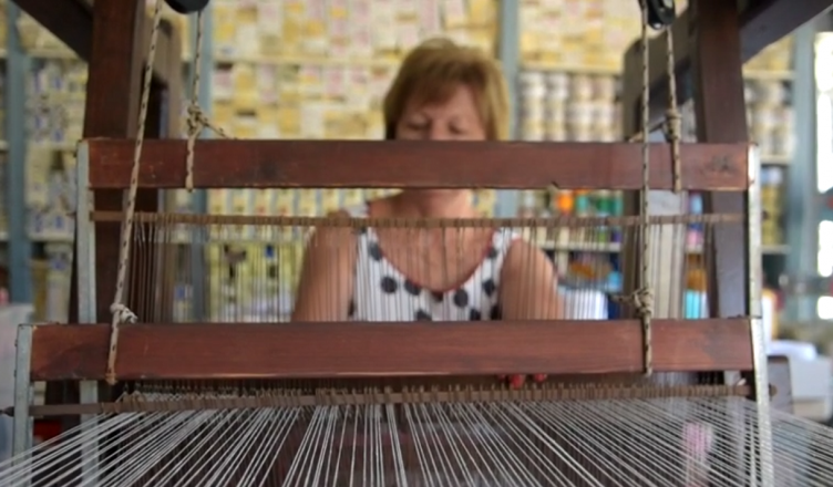 woman weaving Crete MingeiProjectEU