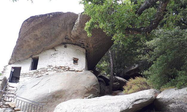 Les maisons-rochers “anti-pirates” d’Ikaria | Extrait de “La Grèce ignorée” par Simone Taillefer