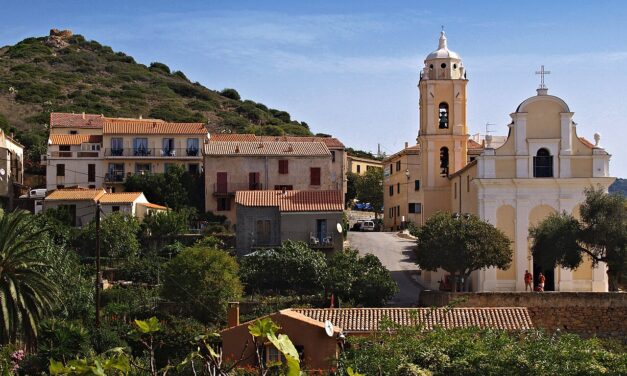La célébration de Pâques unique, de rite grec, dans le village de Cargèse en Corse