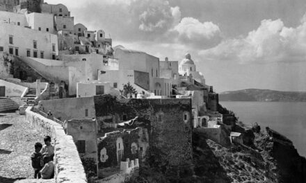 Le voyage photographique de Nelly à Santorin (1928-1932) : la mer Égée en noir et blanc