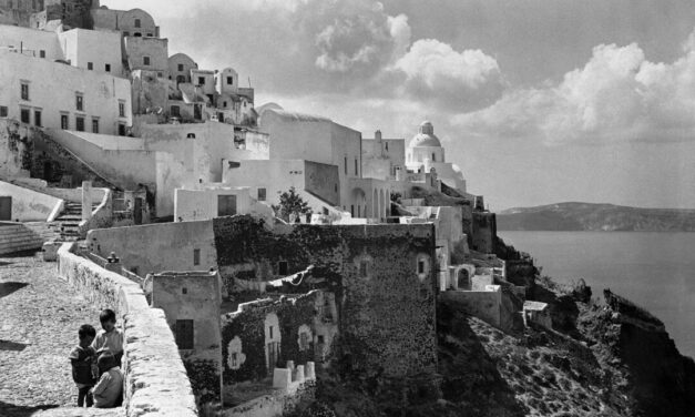 Le voyage photographique de Nelly à Santorin (1928-1932) : la mer Égée en noir et blanc