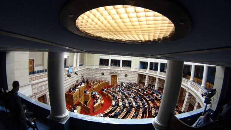 Parlement : le vote par correspondance pour les Grecs de l’étranger adopté par 201 voix « pour »